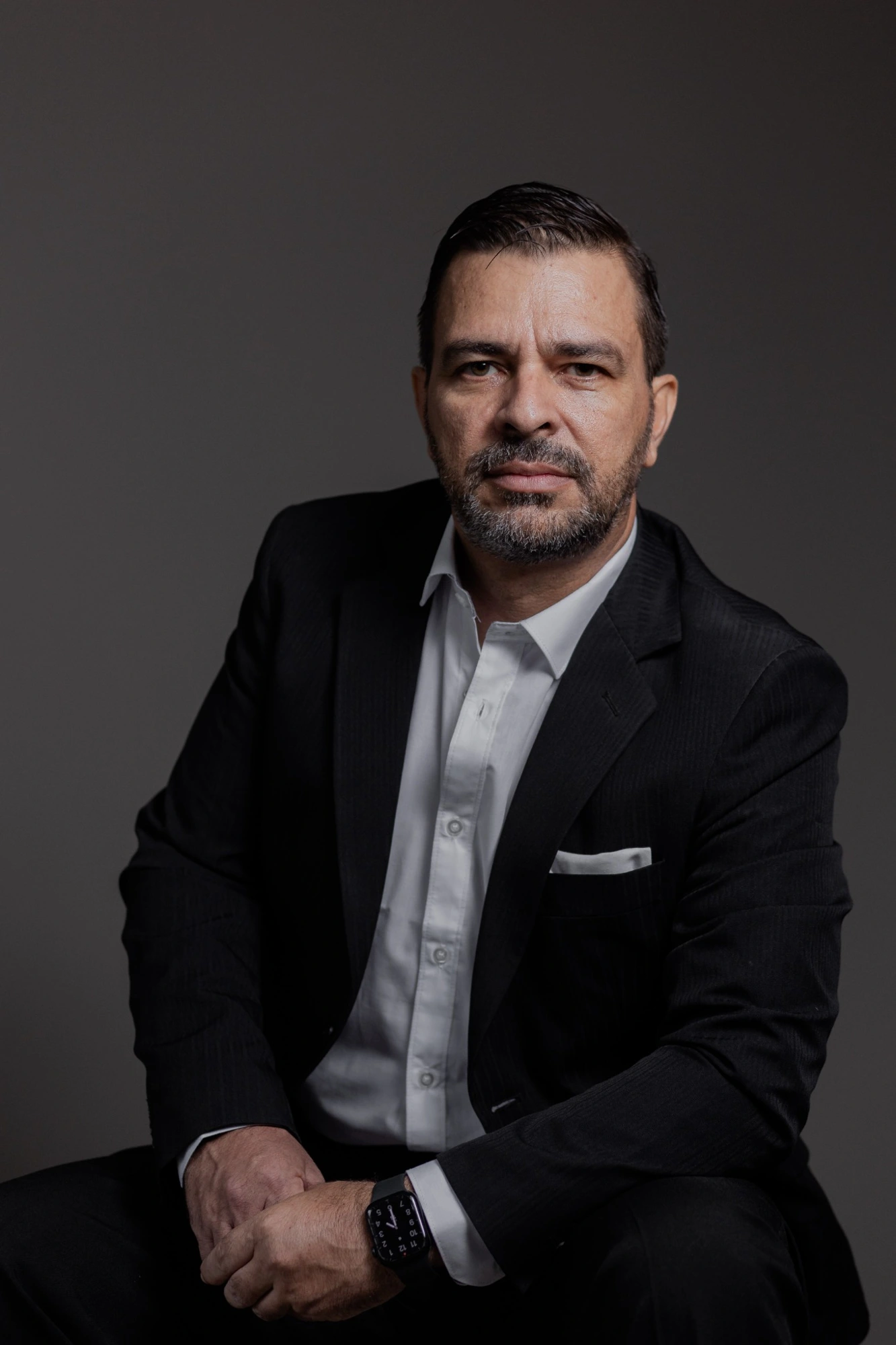 Retrato original de Jorge Inácio, sentado, de terno escuro